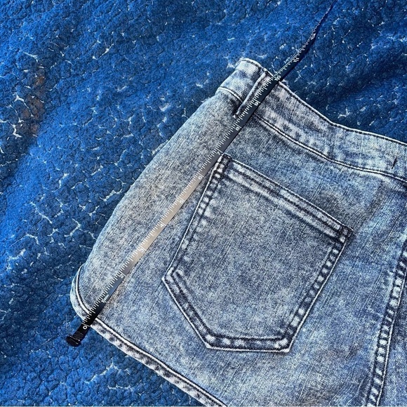 Dark wash Denim Shorts size 30 - Picture 3 of 8